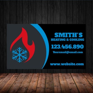 Può includere: Un biglietto da visita nero e blu con il testo "SMITH'S HEATING & COOLING" e un numero di telefono, un indirizzo email e un indirizzo del sito web. Il biglietto presenta anche un logo con una fiamma rossa e un fiocco di neve blu.