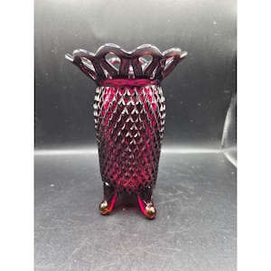 Vase impérial en verre rouge rubis taille diamant vintage avec bord festonné sur quatre piédestauxGlow