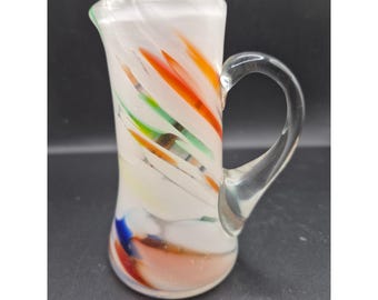 鮮やかな渦巻き模様が施された手吹きガラスのミニチュアピッチャー、取っ手付き