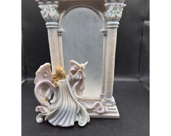 Figura de ángel con paloma y candelabro de espejo esmerilado ornamentado