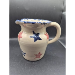 手作りのストーンウェア製ミルクピッチャー 赤と青の星 イエスタデイズイヤーズ マーシャル、テキサス