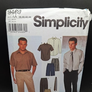 Può includere: Cartamodello Simplicity con camicie, pantaloncini e pantaloni da uomo. Il modello include una camicia a quadri a maniche corte, una camicia a maniche lunghe, pantaloncini, pantaloni e una cravatta. La taglia del modello è AA 38, 40, 42, 44.