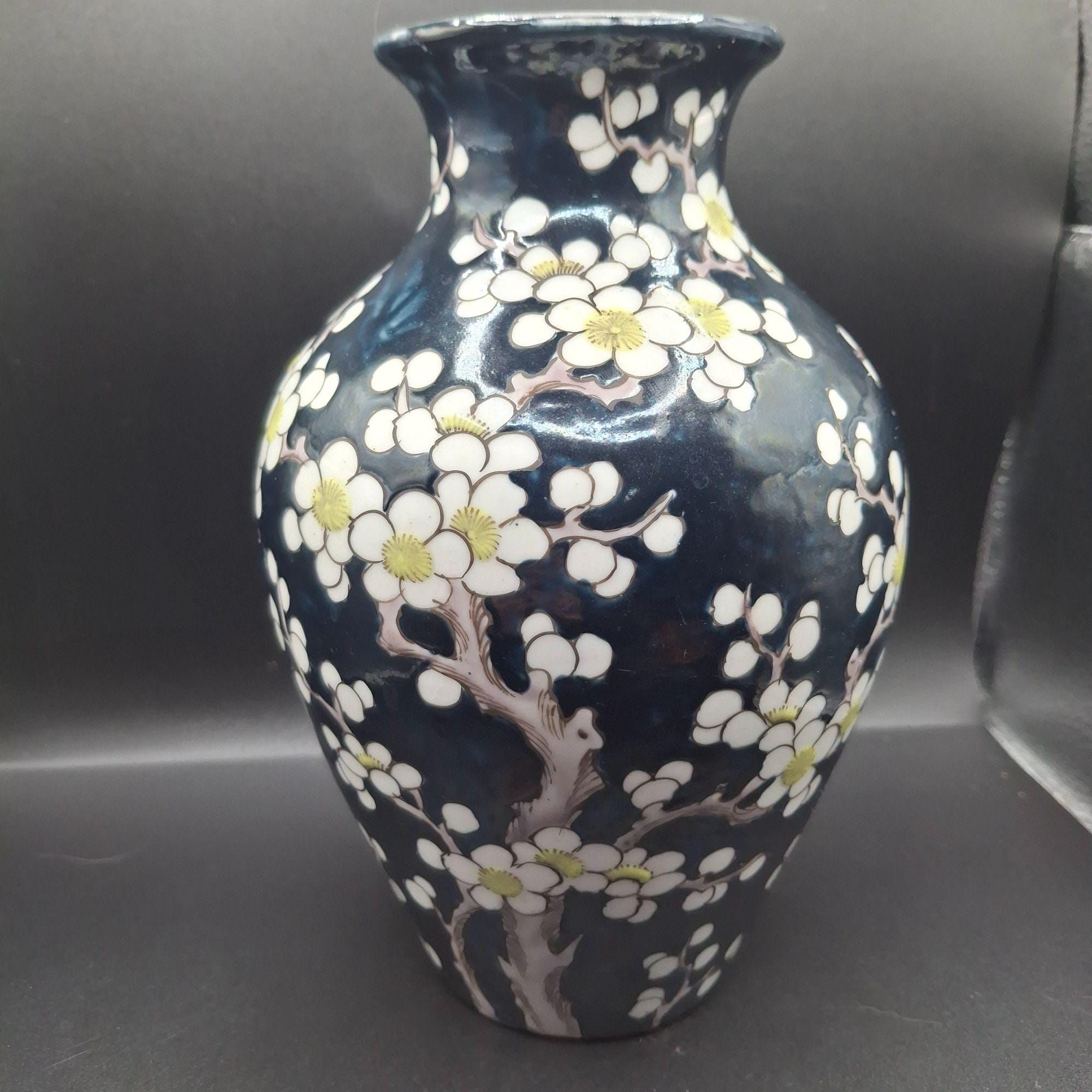 日本製手描き陶器花瓶 白花模様 ネイビーブルー仕上げ