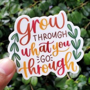 Grow Through Sticker - Citazione motivazionale delle piante, regalo per gli amanti delle piante, vinile fustellato per calligrafia, adesivo ispiratore per la salute mentale