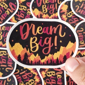 Rêvez en grand - sticker motivant, citation inspirante, stickers Hydroflask, sticker pour ordinateur portable, petit cadeau de remise des diplômes, design chaîne de montagnes