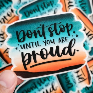 Orgullosa pegatina de cita motivacional - Regalo de pegatina inspiradora para la salud mental, pegatina de cita de caligrafía, pegatina resistente a la intemperie troquelada
