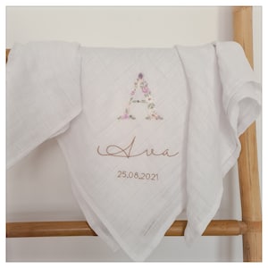 Pañal de algodón blanco con bordado floral inicial (nombre y fecha) para personalizar