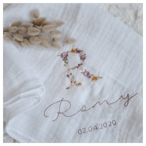 Pañal de algodón blanco con bordado floral inicial (nombre y fecha) para personalizar