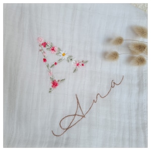 Pañal de algodón blanco con bordado floral inicial (nombre y fecha) para personalizar