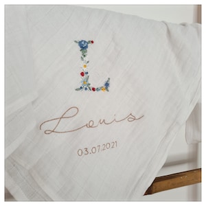 Fralda de algodão branco com inicial floral bordada (nome e data) para personalizar
