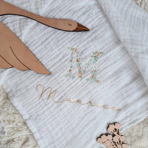 Pañal de algodón blanco con bordado floral inicial (nombre y fecha) para personalizar