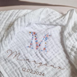 Pañal de algodón blanco con bordado floral inicial (nombre y fecha) para personalizar