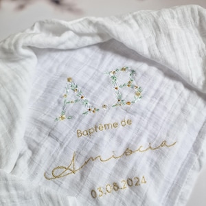 Pañal de algodón blanco con bordado floral inicial (nombre y fecha) para personalizar