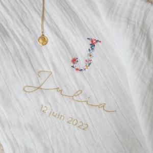 Pañal de algodón blanco con bordado floral inicial (nombre y fecha) para personalizar