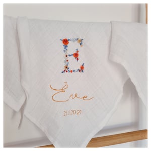 Pañal de algodón blanco con bordado floral inicial (nombre y fecha) para personalizar