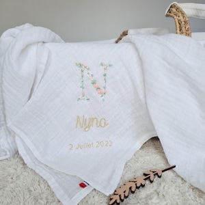 Pañal de algodón blanco con bordado floral inicial (nombre y fecha) para personalizar