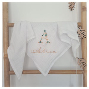 Pañal de algodón blanco con bordado floral inicial (nombre y fecha) para personalizar