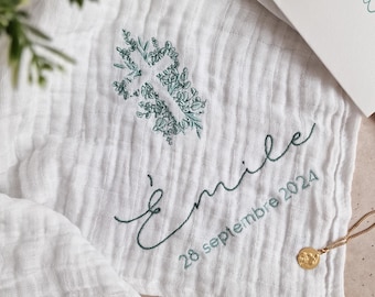 Biały muślin bawełniany z haftem krzyżykowym i liściastym (imię i data) do personalizacji