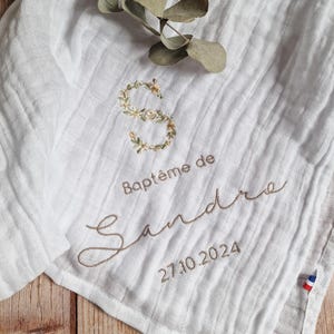 Pañal de algodón blanco con bordado floral inicial (nombre y fecha) para personalizar