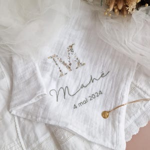 Pañal de algodón blanco con bordado floral inicial (nombre y fecha) para personalizar