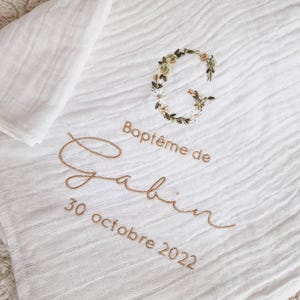 Pañal de algodón blanco con bordado floral inicial (nombre y fecha) para personalizar