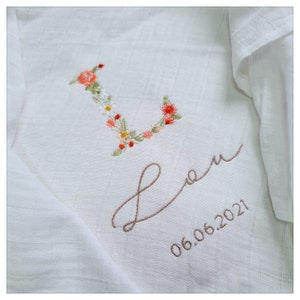 Pañal de algodón blanco con bordado floral inicial (nombre y fecha) para personalizar