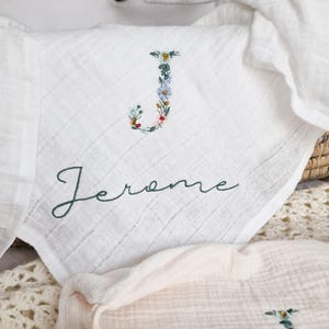 Pañal de algodón blanco con bordado floral inicial (nombre y fecha) para personalizar