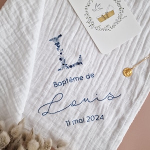 Pañal de algodón blanco con bordado floral inicial (nombre y fecha) para personalizar