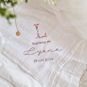 Pañal de algodón blanco con bordado floral inicial (nombre y fecha) para personalizar