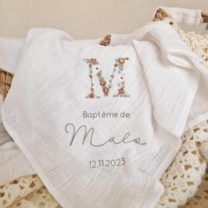 Pañal de algodón blanco con bordado floral inicial (nombre y fecha) para personalizar