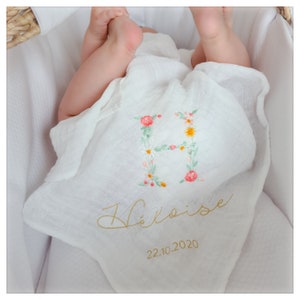 Pañal de algodón blanco con bordado floral inicial (nombre y fecha) para personalizar