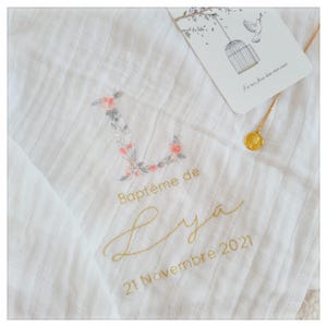 Pañal de algodón blanco con bordado floral inicial (nombre y fecha) para personalizar