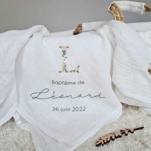 Pañal de algodón blanco con bordado floral inicial (nombre y fecha) para personalizar