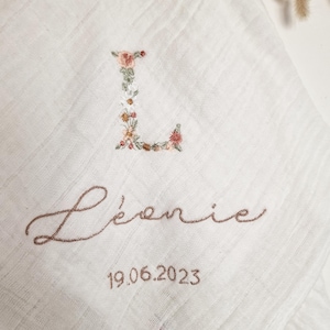 Pañal de algodón blanco con bordado floral inicial (nombre y fecha) para personalizar