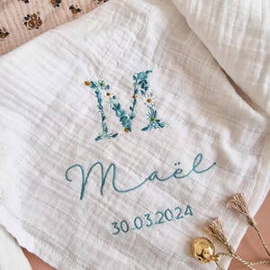 Fralda de algodão branco com inicial floral bordada (nome e data) para personalizar