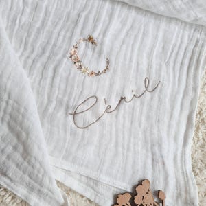 Pañal de algodón blanco con bordado floral inicial (nombre y fecha) para personalizar