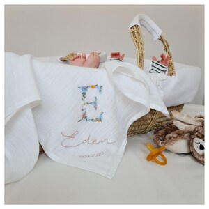 Pañal de algodón blanco con bordado floral inicial (nombre y fecha) para personalizar