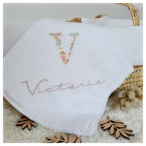 Pañal de algodón blanco con bordado floral inicial (nombre y fecha) para personalizar