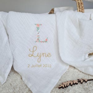 Pañal de algodón blanco con bordado floral inicial (nombre y fecha) para personalizar