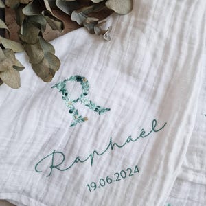 Pañal de algodón blanco con bordado floral inicial (nombre y fecha) para personalizar