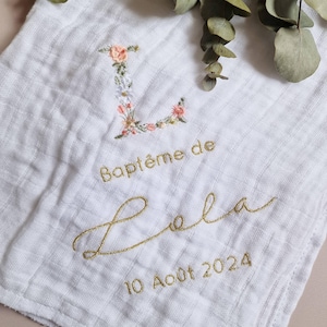 Pañal de algodón blanco con bordado floral inicial (nombre y fecha) para personalizar