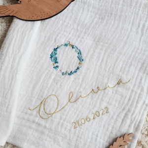 Pañal de algodón blanco con bordado floral inicial (nombre y fecha) para personalizar