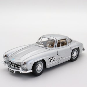 Burago 1954 Mercedes Benz 300 SL Diecast Car Model (1/24 Scale