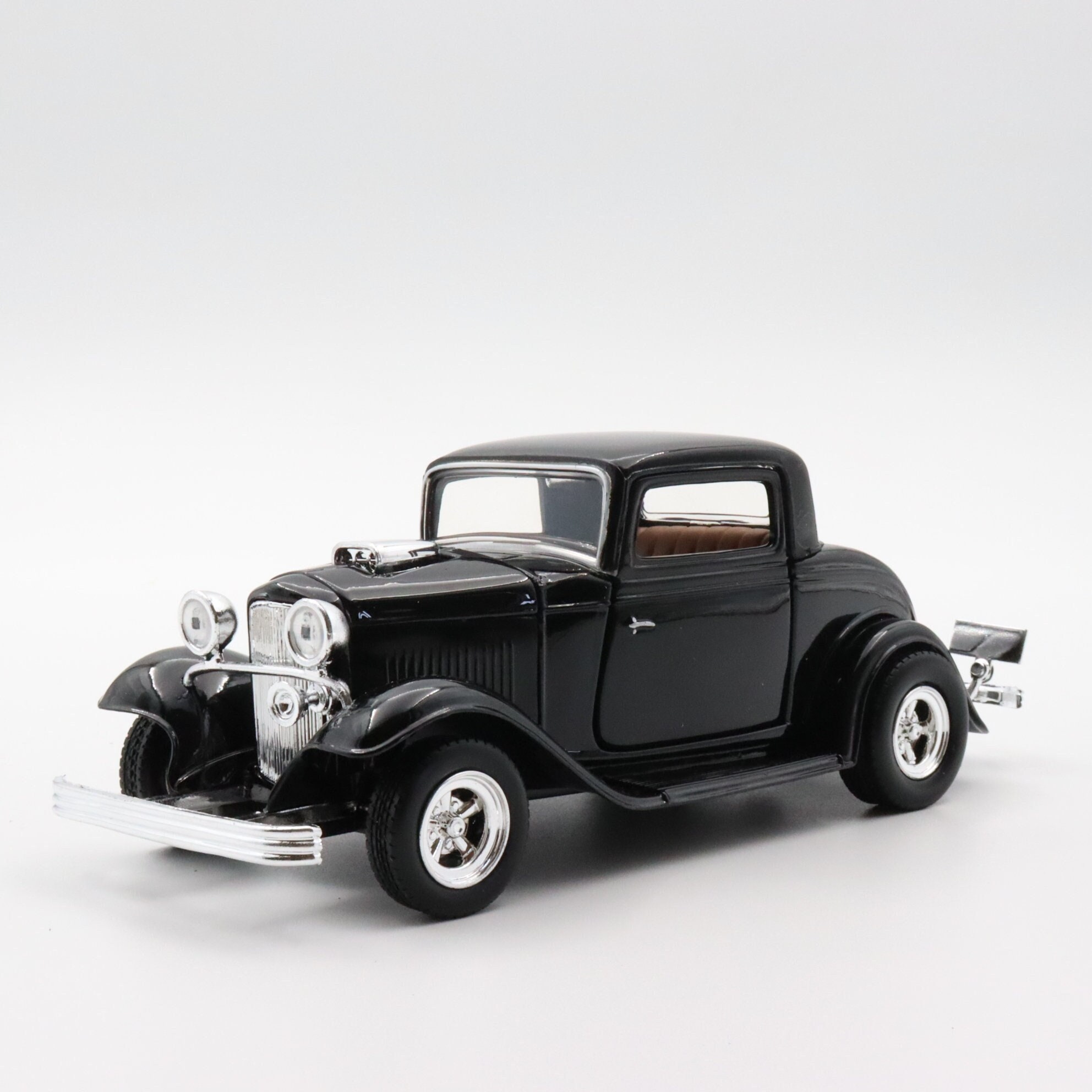 1932 Ford Coupe Diecast Model Car: 1/24 Scale Black Motormax