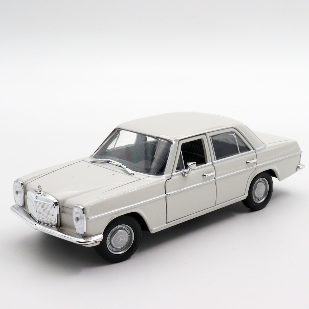 Mercedes-Benz Classe E W123 estate 1975 Modèle 3D - Télécharger Wagon car activé