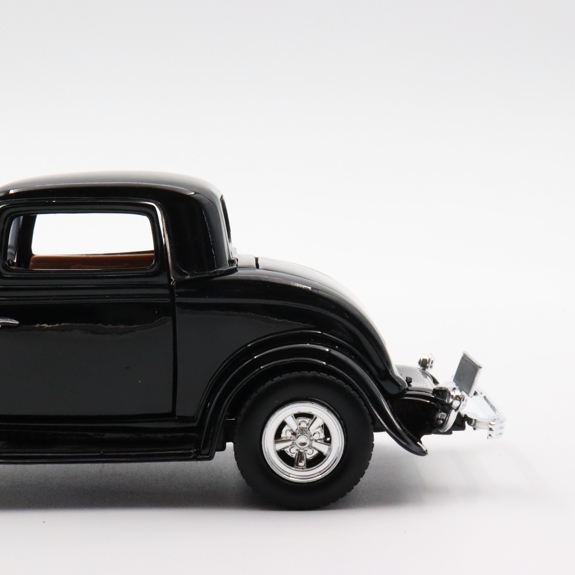 1932 Ford Coupe Diecast Model Car: 1/24 Scale Black Motormax