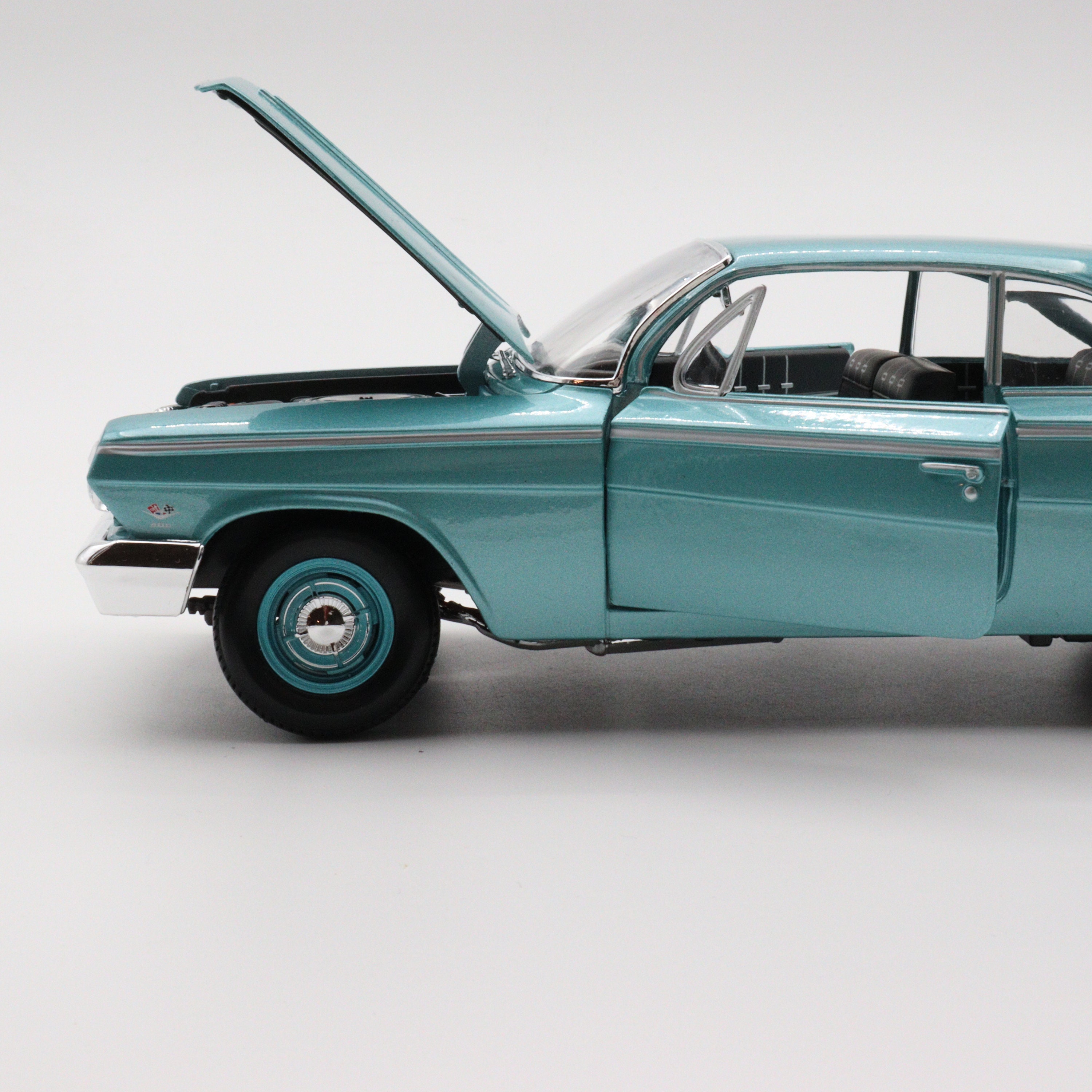 Maisto 1962 Chevrolet Belair Diecast Car: 1/18 Scale Sea Green