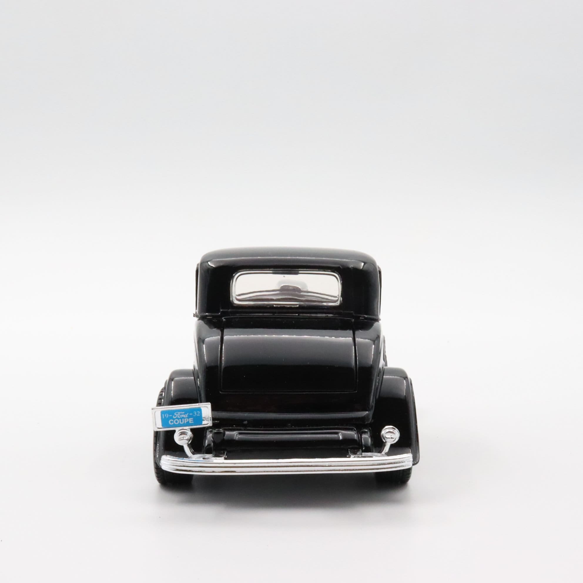 1932 Ford Coupe "American Graffiti" Diecast Model Car 1:18 Scale Die