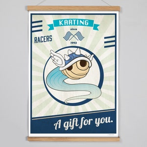 Peut inclure: Une affiche de style vintage avec un personnage de dessin animé bleu, blanc et jaune. Le personnage est une tortue avec une carapace et des ailes. L'affiche porte le texte "Karting Racers since 1993" et "A gift for you."