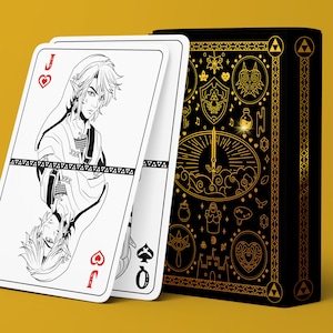 Peut inclure: Un jeu de cartes à jouer comprenant un valet de cœur avec une illustration en noir et blanc d'un personnage aux oreilles pointues. L'étui est noir avec des motifs dorés représentant divers symboles fantastiques, dont une épée et un bouclier.